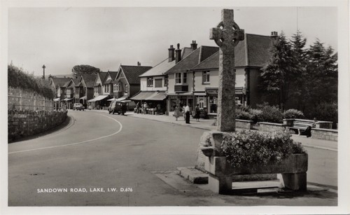 Sandown road lake war memorial - sandown,